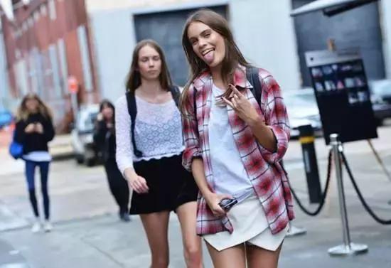 一件衬衫的六种穿搭,1件白衬衫怎么穿出5种风格