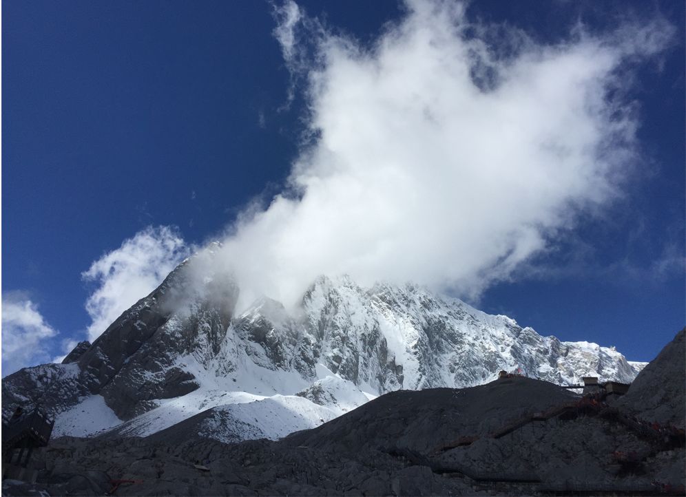 玉龙雪山日照金山的美,玉龙雪山日照金山美照