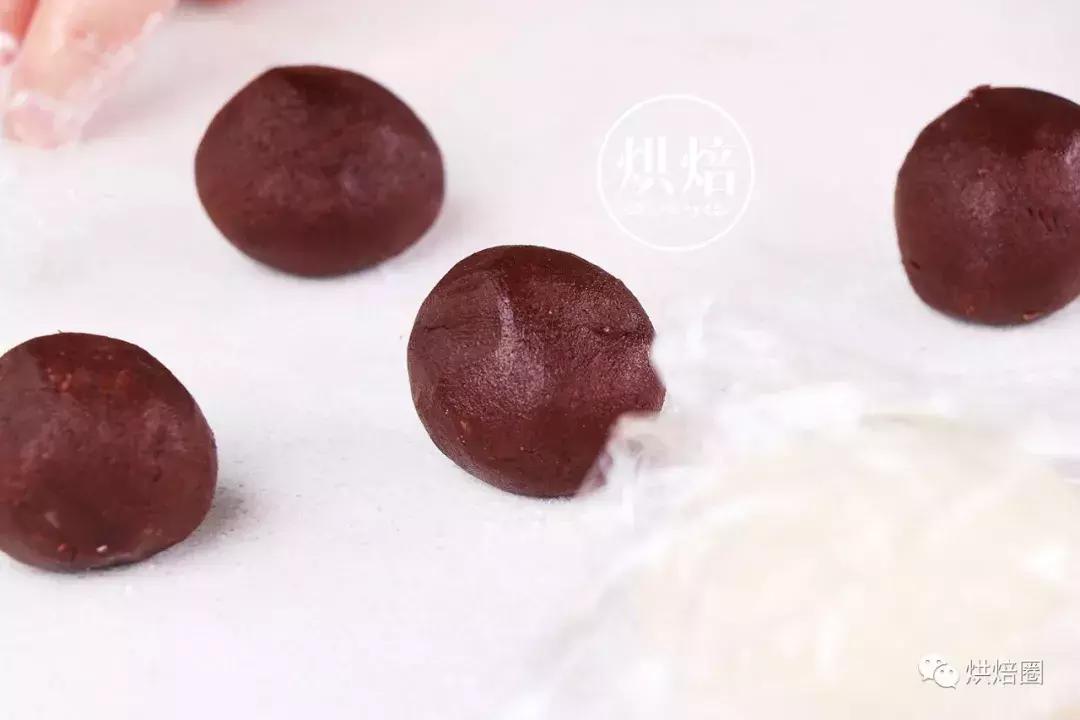 像这样把饼干皮覆在面包上就能烤出一大波孩子都爱的刺猬面包~