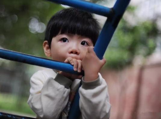 孩子出去玩还是宅在家好,孩子经常出去和宅在家有什么不同