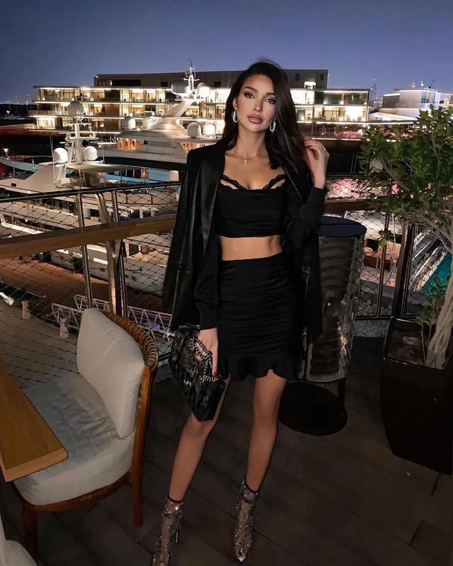 “长腿美人”是她的标志,又细又直,3个动作,塑造同款腿部线条