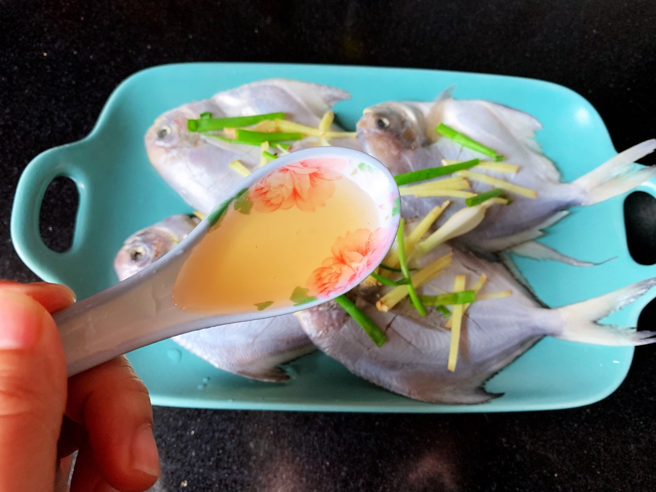 清蒸鲳鱼的做法最正宗的做法,清蒸鲳鱼是用鲜鲳鱼还是冻鲳鱼