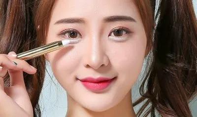 塌鼻子的女生怎么打扮自己,塌鼻子长相乖巧的女生怎么化妆