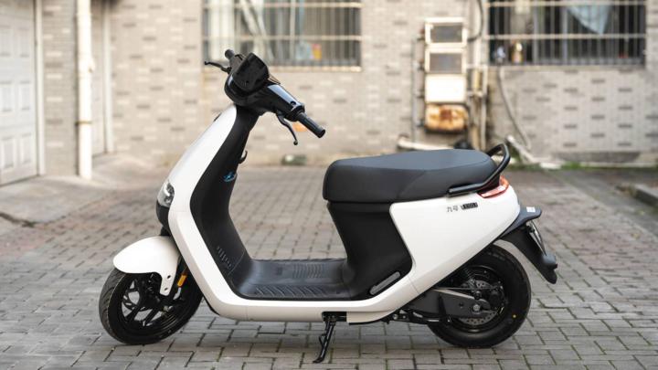 大灯炫酷有型,九号e100大灯效果