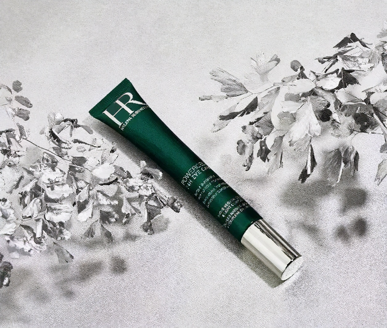 这些眼霜补水提拉紧致和滋润眼部的皮肤，让你的眼部皮肤更紧致