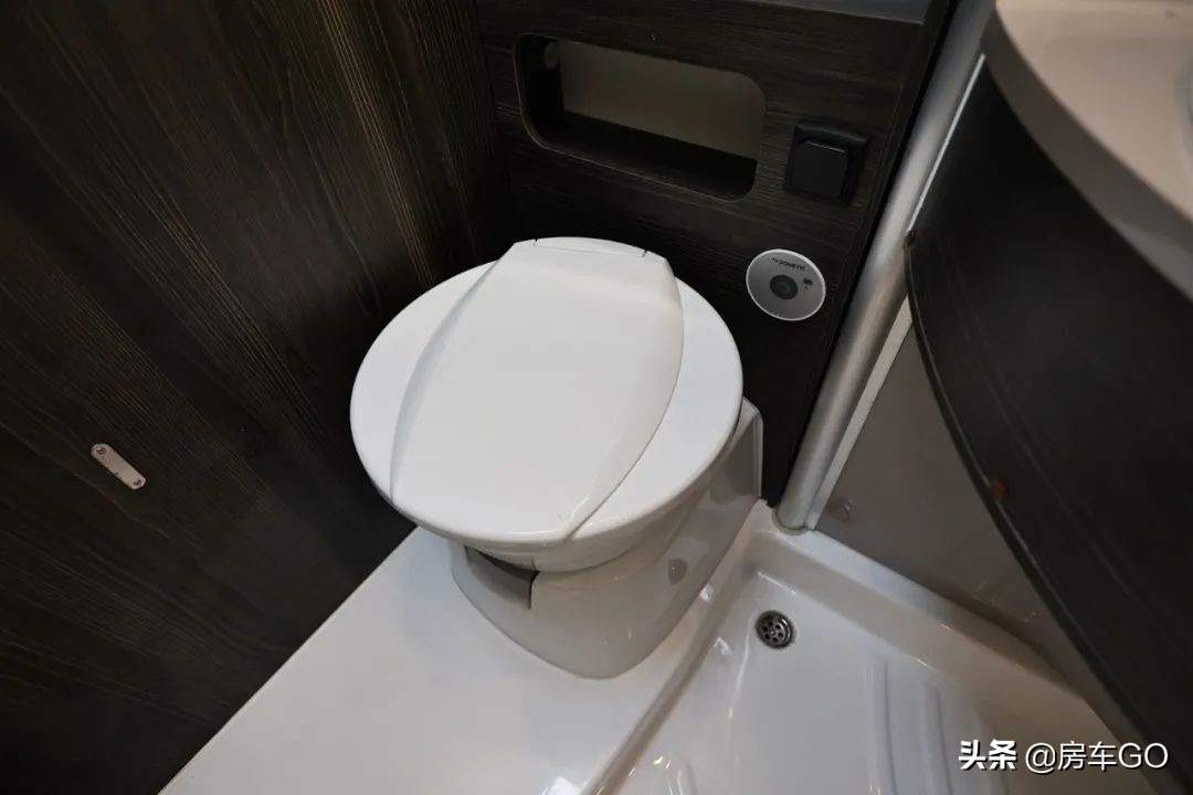 这台房车有5种充电方式，车内电器语音控制，卫生间也是干湿分离