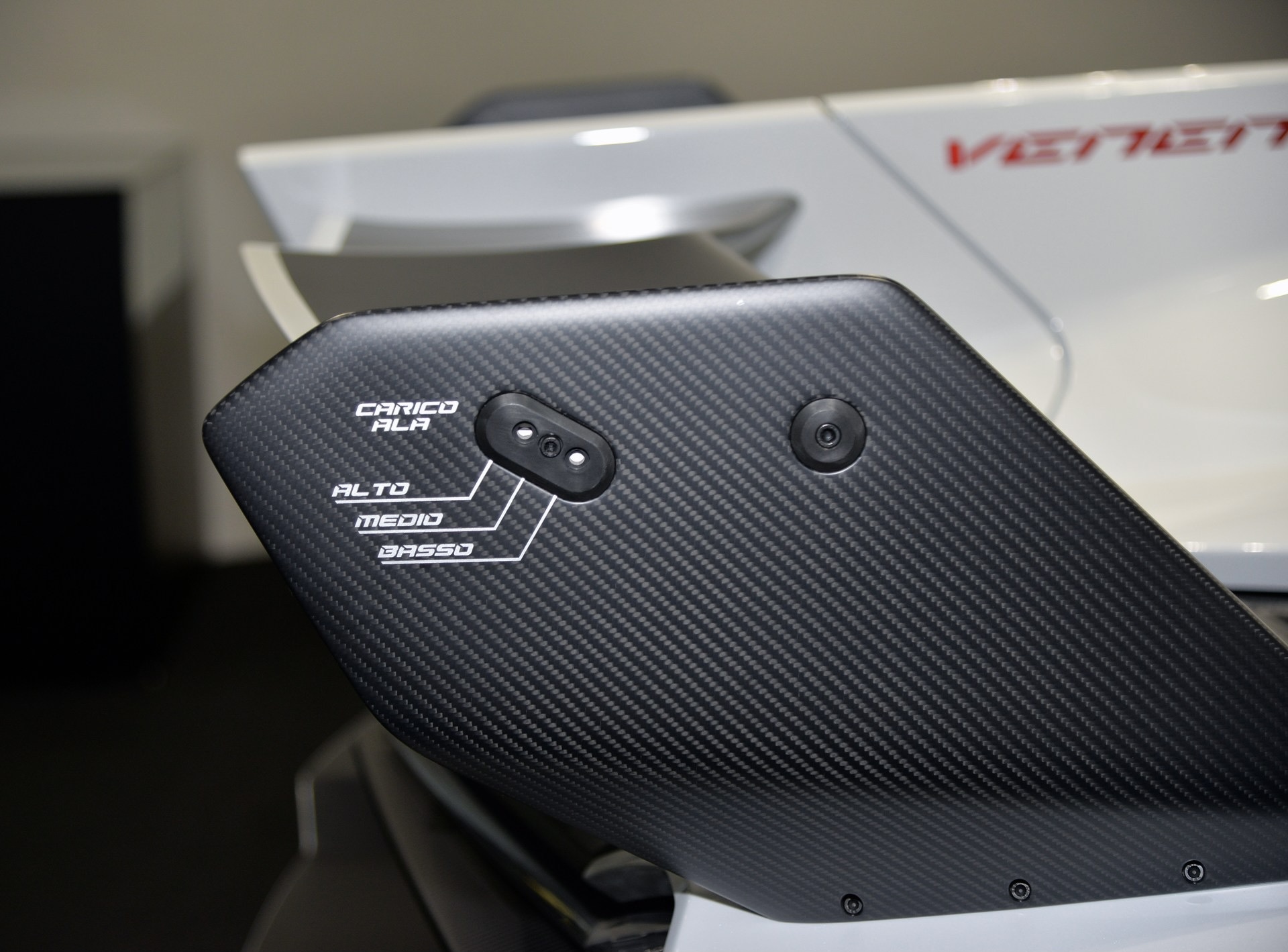 心中唯一的神，*博兰**基尼Veneno