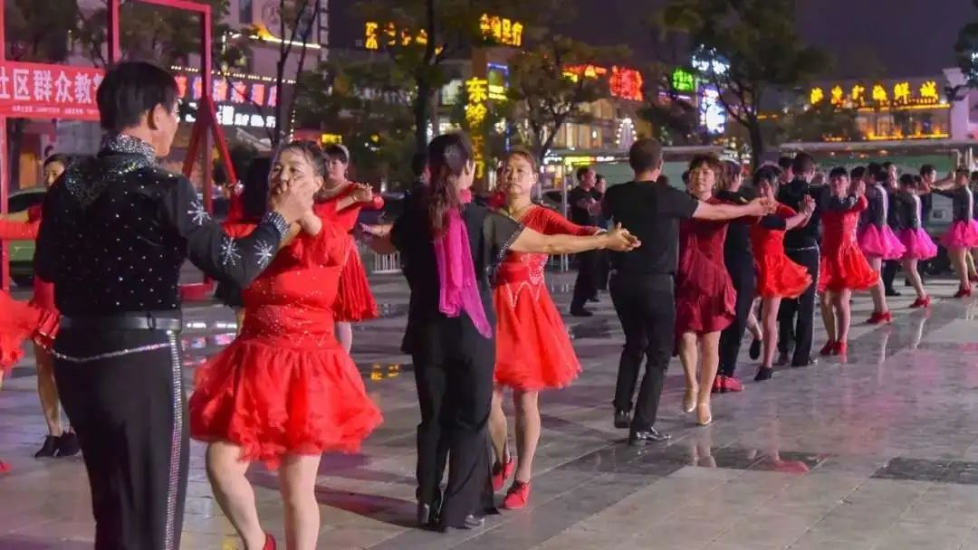 【风尚行】新亚洲体育城之夜灯光与星空下的城市活力