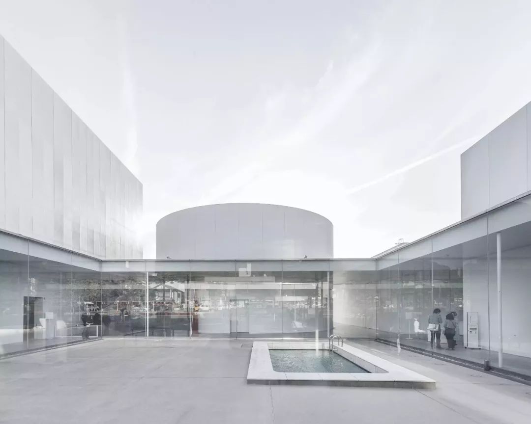 没设计过一两把网红椅，都不好意思被誉为建筑大师