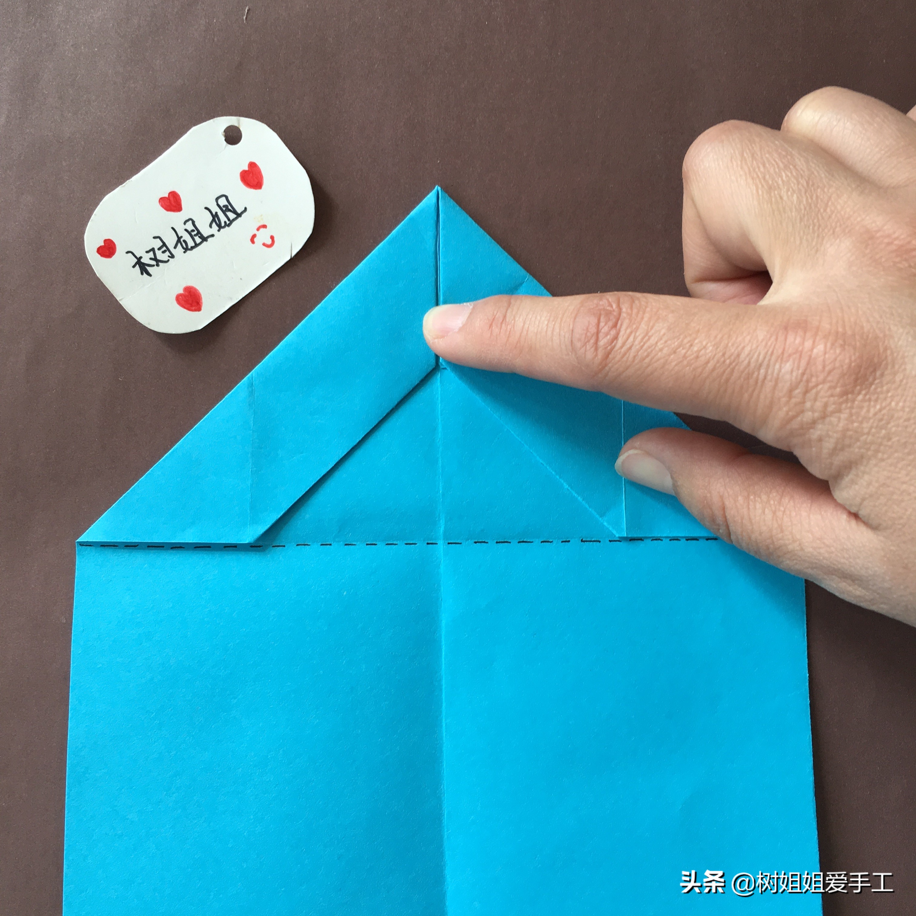 飞机折纸飞得又远又稳折法,正方形折纸飞得最远的纸飞机折法