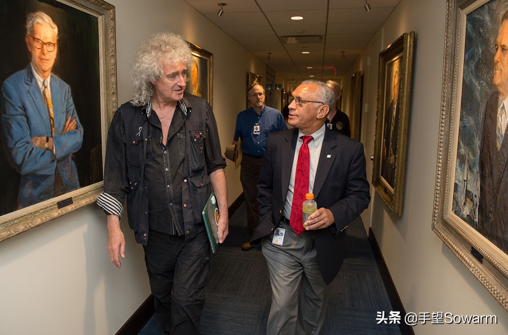 他是皇后乐队吉他手，同时还是英国天体物理学博士