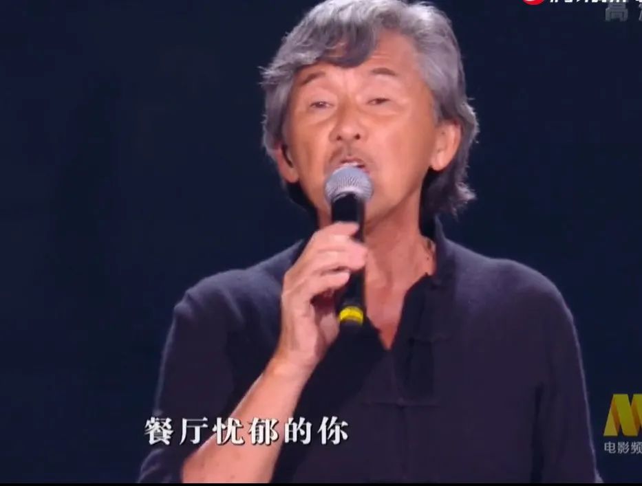 大湾区王菲出场谢霆锋表现,谢霆锋看王菲演唱会的视频