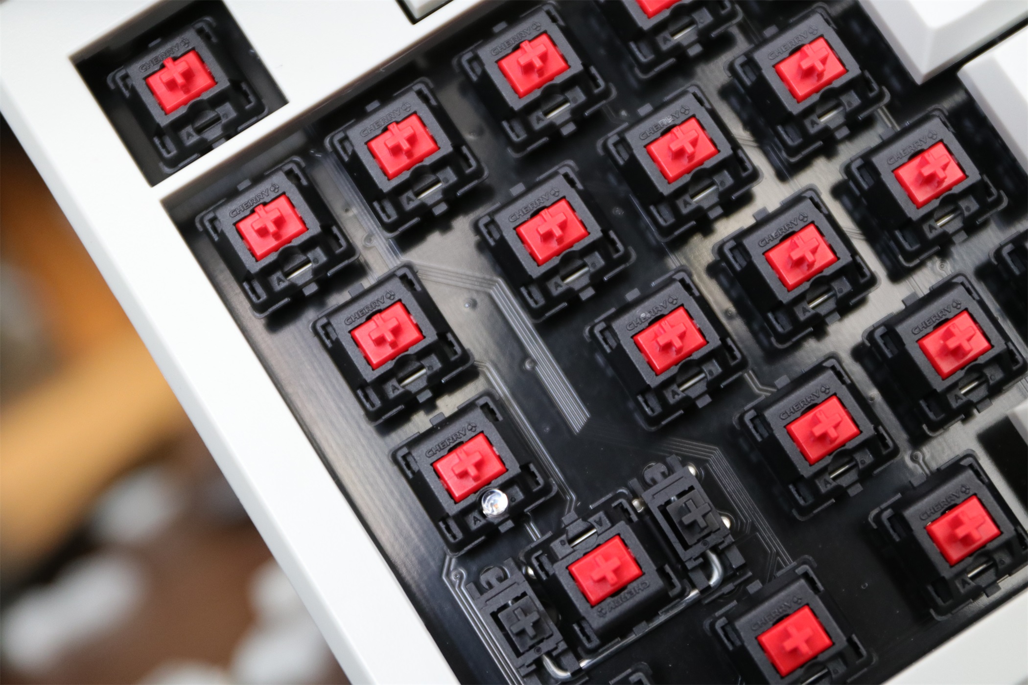 手感比较类似薄膜键盘的机械键盘,像薄膜键盘的机械键盘