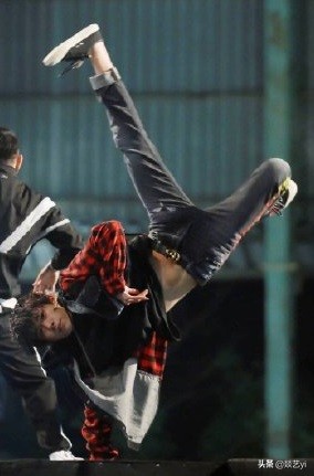 18岁的易烊千玺，凭什么连任两季《这！就是街舞》队长？