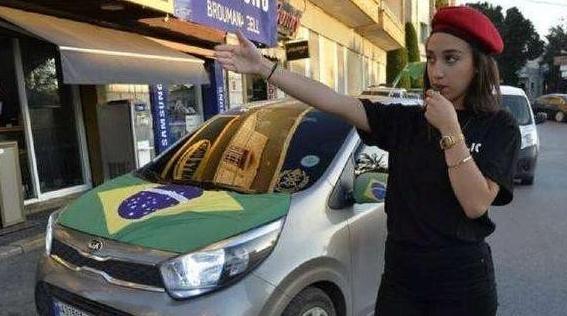 黎巴嫩女警短裤执勤引争议,黎巴嫩大街上的美女