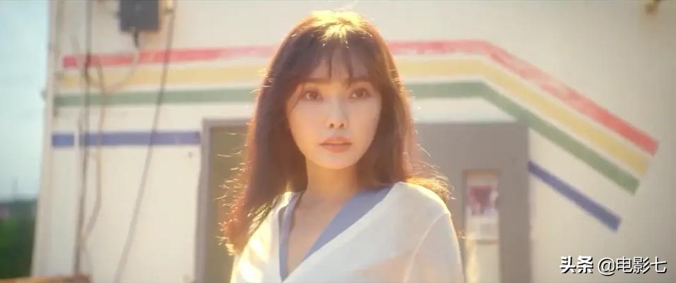 靠性感女星博眼球，东拼西凑各种笑料，这部网大，再次刷新了底线