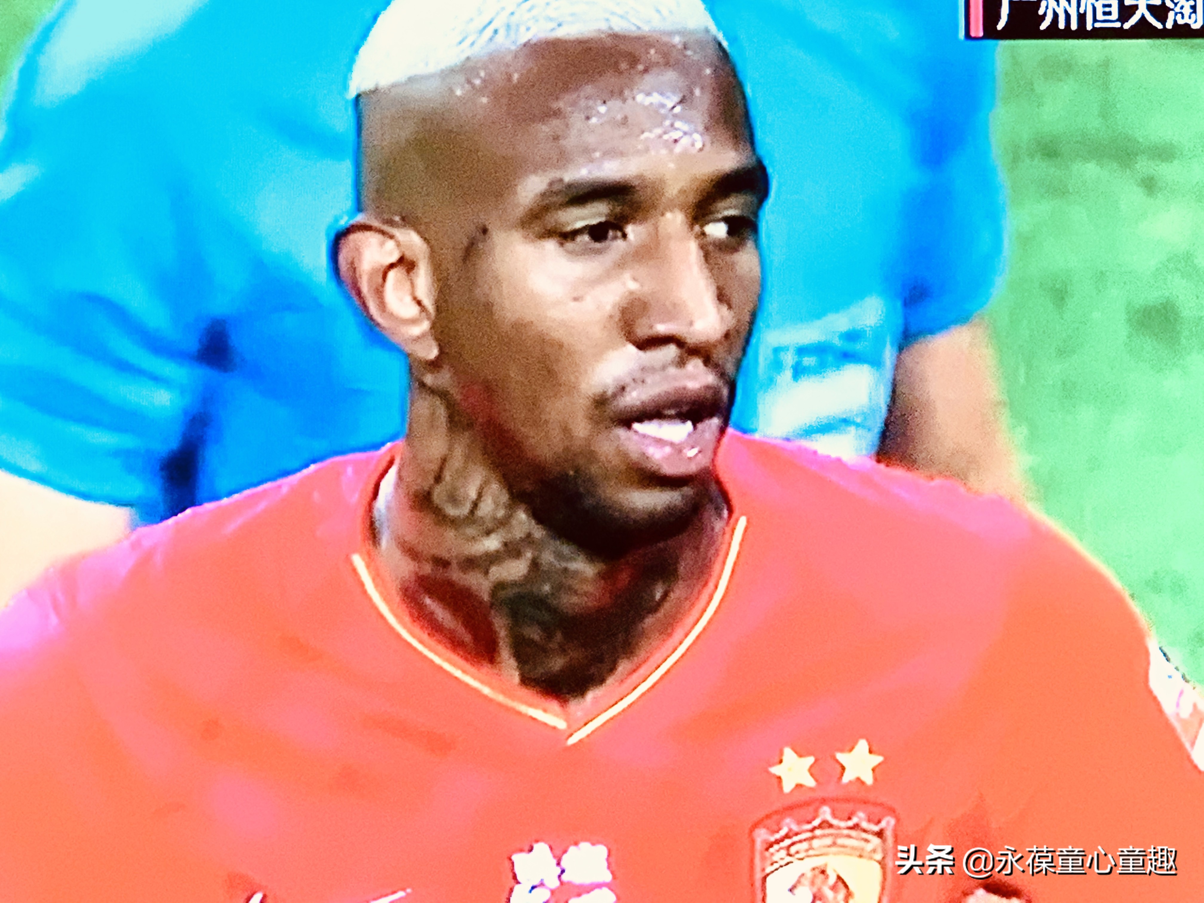 广州恒大亚冠保利尼奥世界波,恒大2比0上港保利尼奥梅开二度