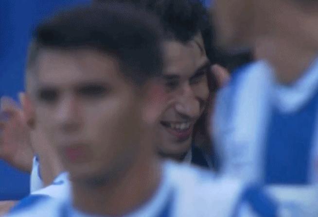 武磊高举双手抗议！禁区内倒地被裁判直接无视连VAR都不看