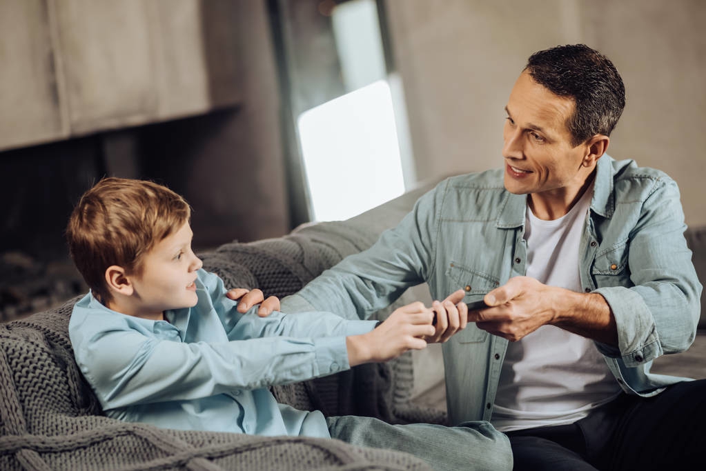 青春期父母代沟怎么处理,青春期和父母的矛盾应该如何解决