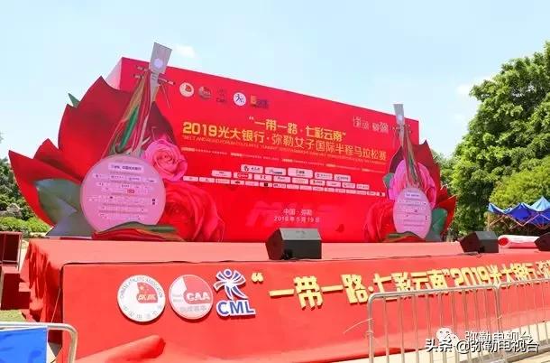 弥勒马拉松直升机撒玫瑰,弥勒马拉松用直升机撒玫瑰花