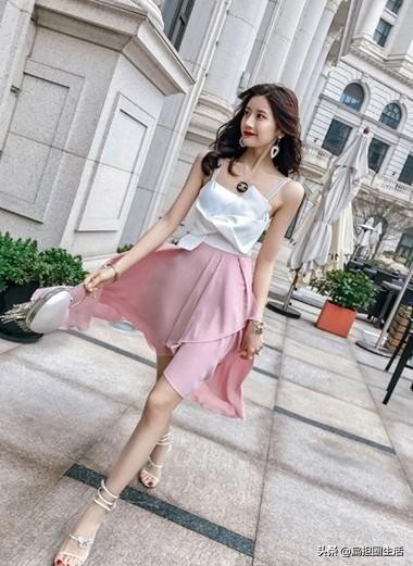 街拍黑色吊带连衣裙,时尚穿搭街拍美女连衣裙