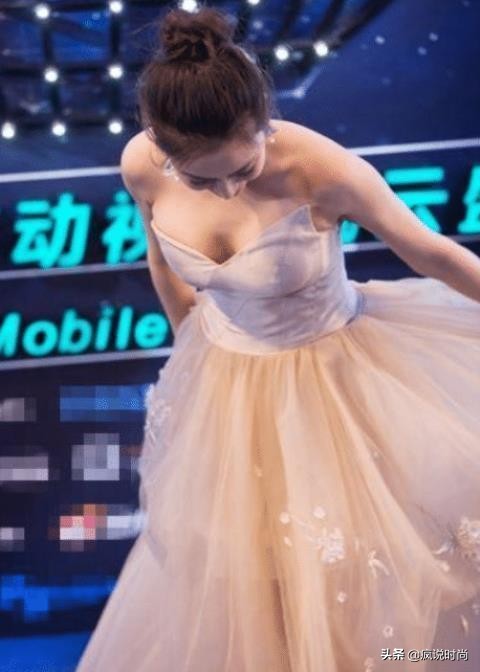 马苏才是“水蜜桃身材”，抹胸礼服“撑”好满，凹凸感太强