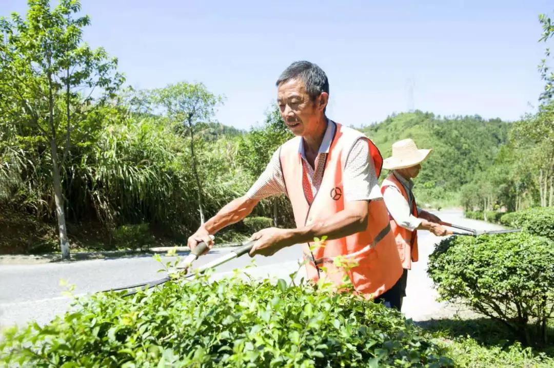 不惧高温坚守一线,无惧高温烤验坚守一线