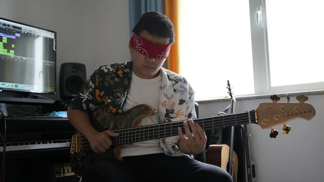 贝斯少年的逆袭路：曾被焦虑困扰曾是乐队配角