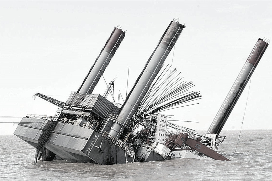 海底钻井平台倒塌,海上酒店坍塌