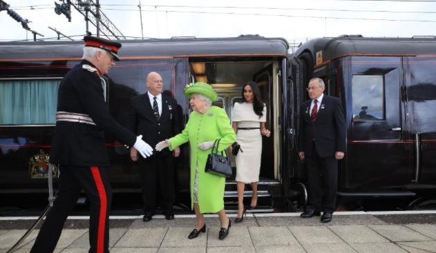 梅根回归王室后首次见女王,梅根出席王室活动不自信