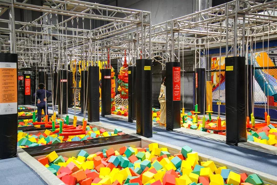 蹦床乐园闯关攀岩,蹦床馆嗨玩