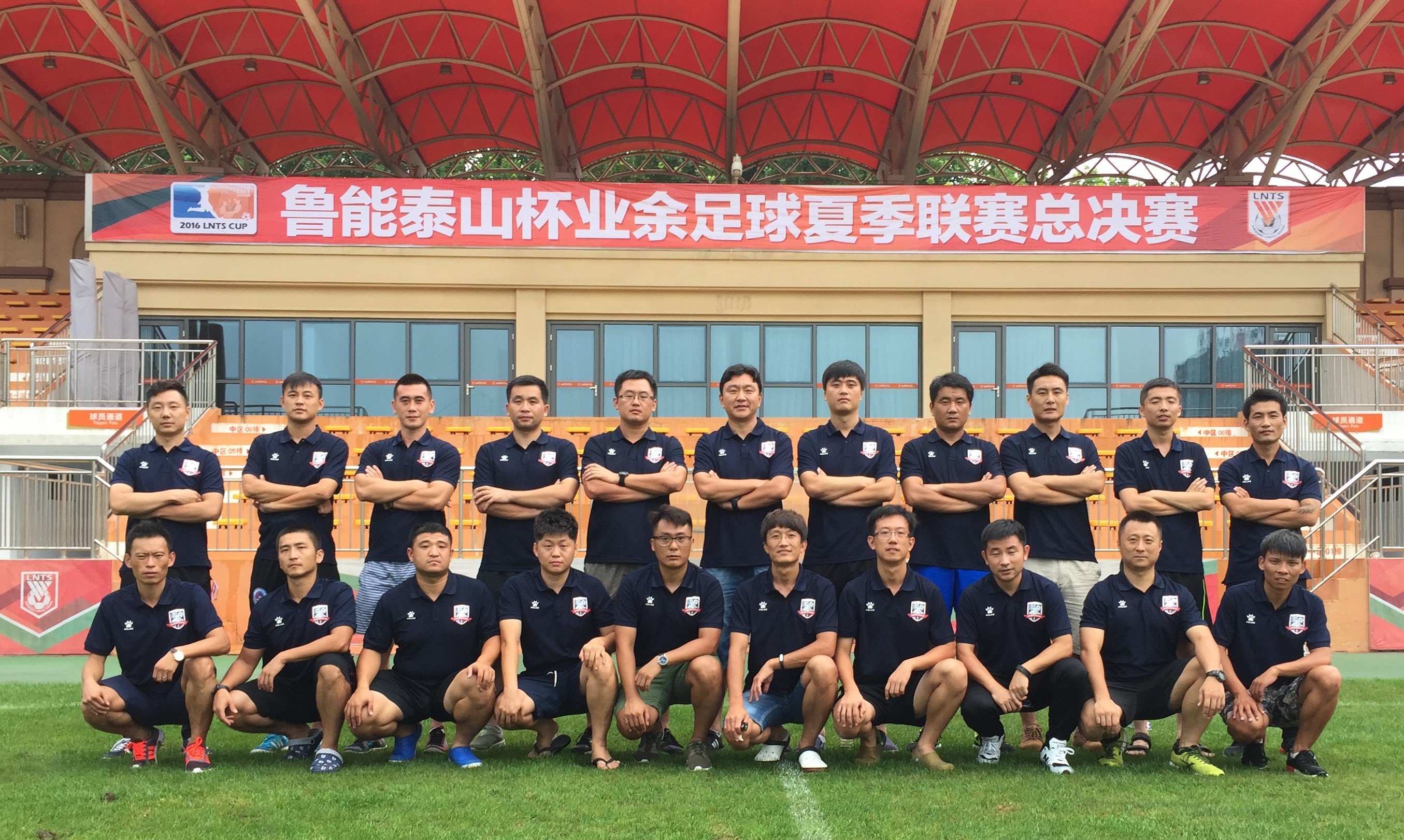 *安泰**假日租车足球队，兄弟们聚在一起，就是要一直踢下去