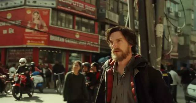 眼睛有三种颜色的长脸男人，这家伙真的什么都能演