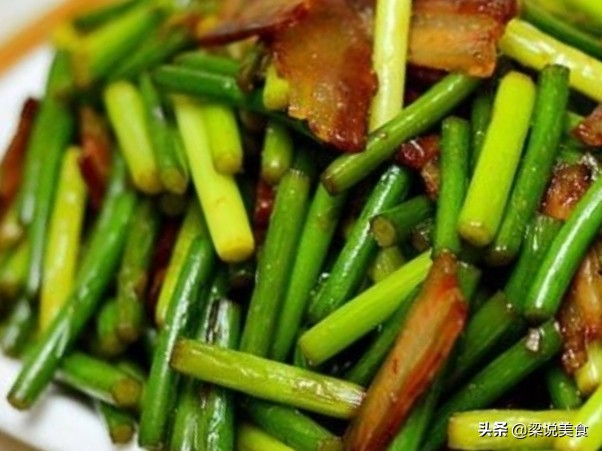 蒜苔肉丝蒜苔要滑油吗,蒜苔炒肉怎么让蒜苔入味