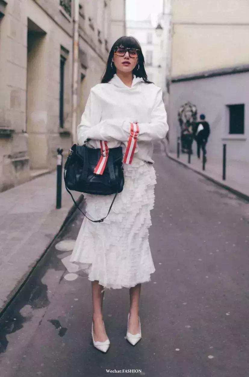 卫衣配什么裙子好看春天,卫衣裙子怎么搭配才好看