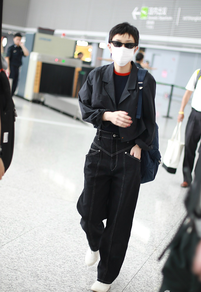 大背头亮相的郭采洁忒时髦了,郭采洁复古短发港风穿搭