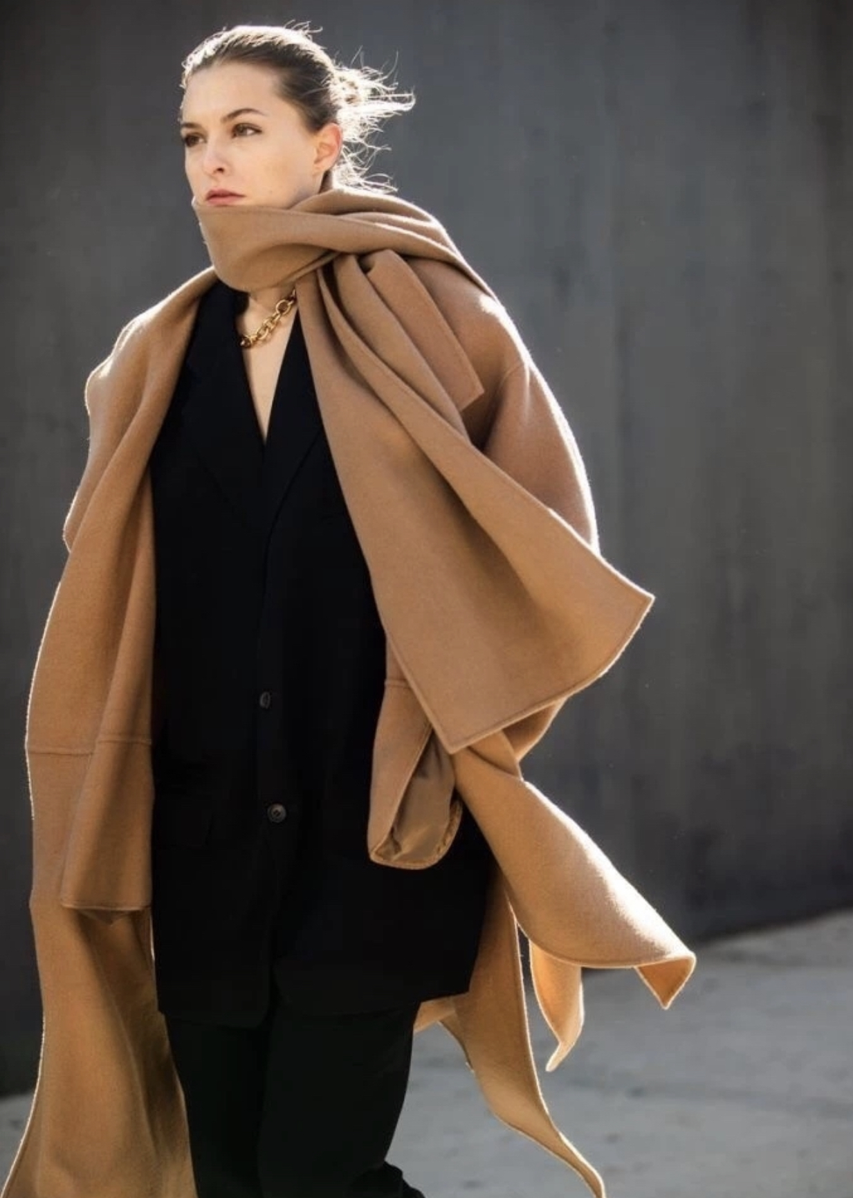 驼色大衣配黑色微喇裤,驼色大衣搭配黑色工装裤