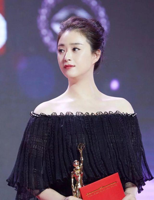 关晓彤马思纯蒋欣张雨绮礼服,张雨绮和蒋欣肩膀宽