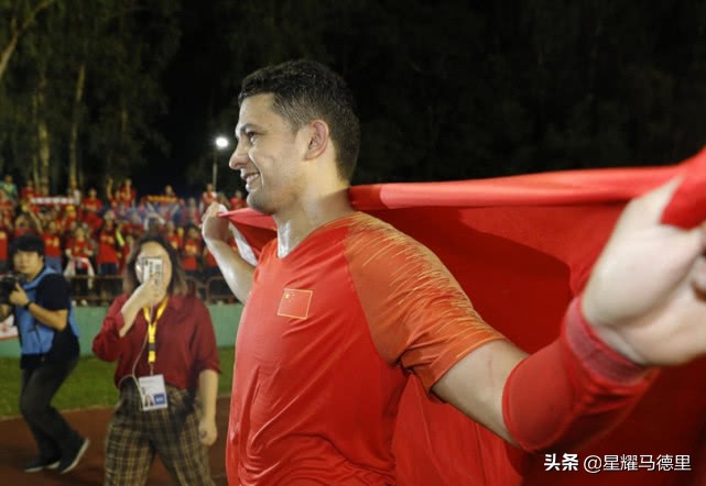 上海名记怒批艾克森：拿高薪+签字费！国足陷困境你就该挺身而出