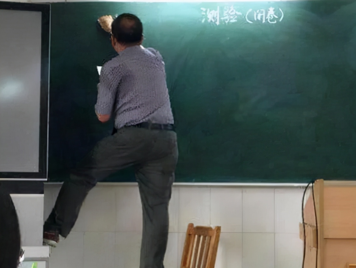 学生*拍偷**老师“囧照”,这些姿势没个几年功力练不出来,逗笑网友