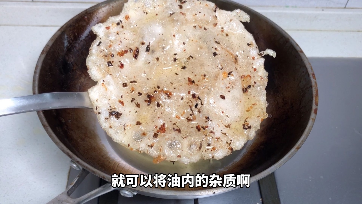 炸过的油扔掉浪费,炸过东西的油别倒掉教你一个诀窍