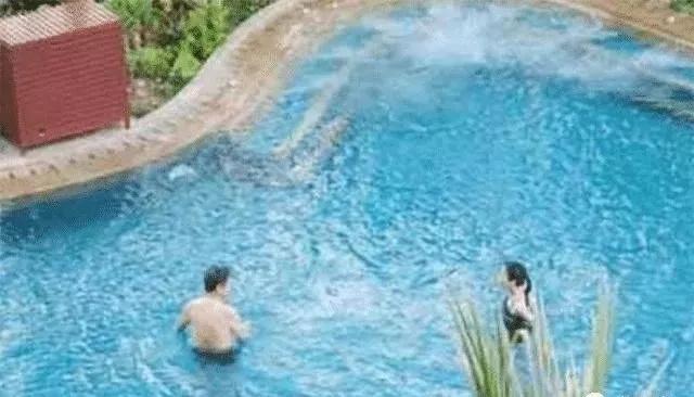 97岁杨振宁与43岁翁帆看画展,97岁的杨振宁和43岁的翁帆