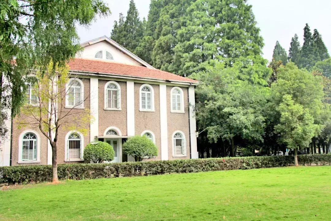 武昌这所低调的大学坐拥一线江景，教学楼窗外就是黄鹤楼