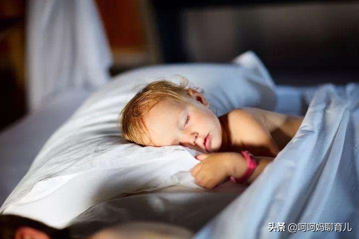 小孩子整夜老踢被子怎么办,宝宝睡觉爱踢被子用什么办法
