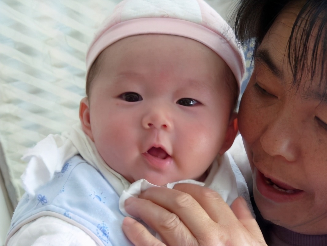 两个月婴儿吐奶的原因及解决办法,怎么解决2个月宝宝吐奶