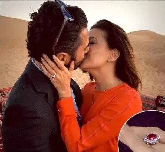 何猷君求婚钻戒有多大,何猷君求婚戒指戴哪个手指不知道