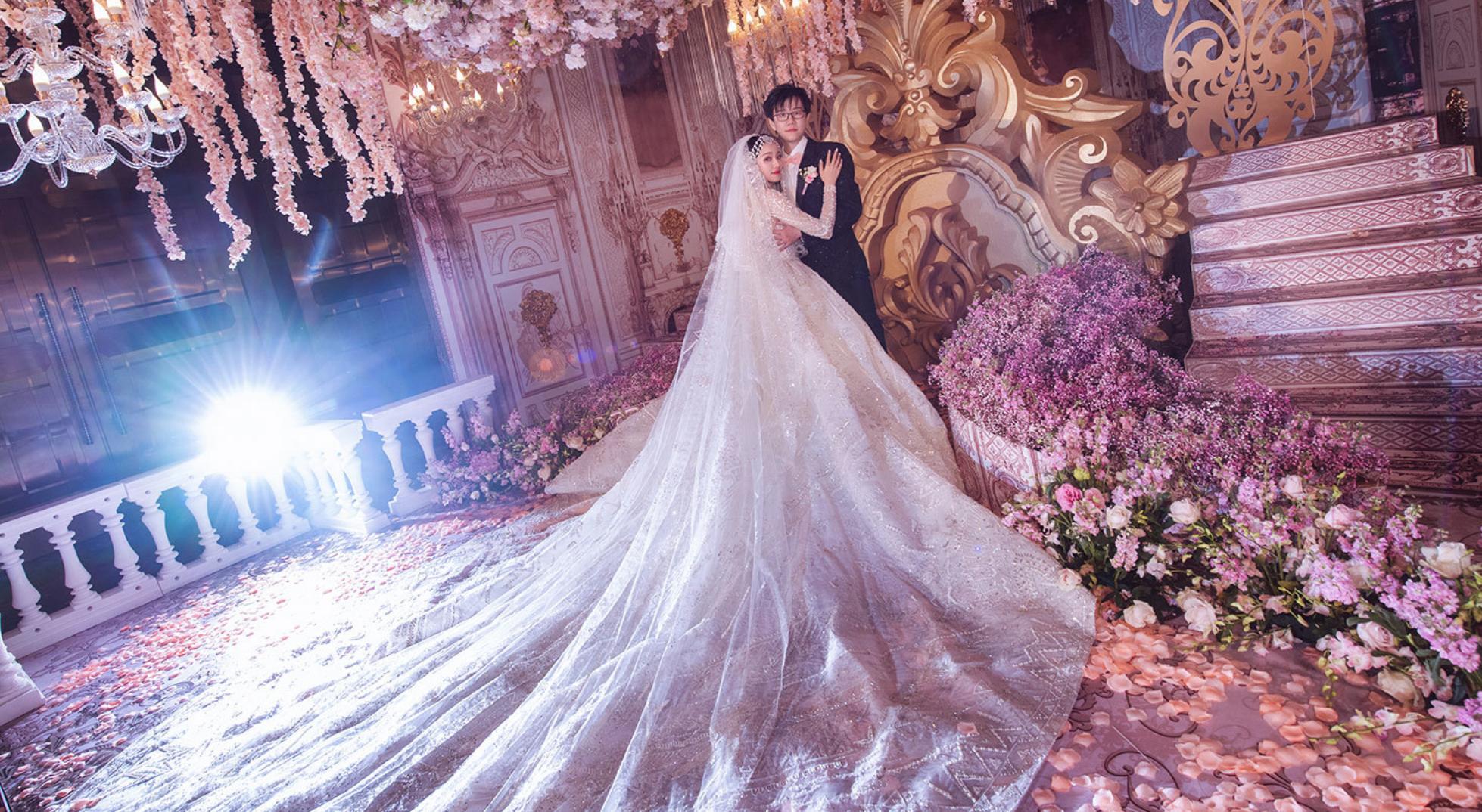 王思聪送酒神的劳斯莱斯是哪款,酒神王思聪婚礼送劳斯莱斯