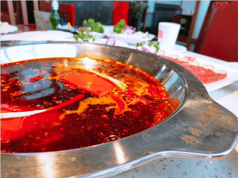 左手鲜香麻辣，右手尺颊生香！8荤6素~成都锦城大院火锅4人99元