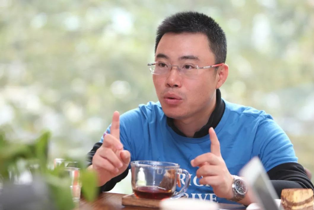 在违法的边缘反复横跳！王欣来了，带着灵鸽AI来了