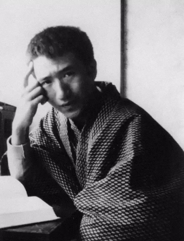 “生而为人，我很抱歉”，太宰治的一生，乃至今日，仍颇受争议